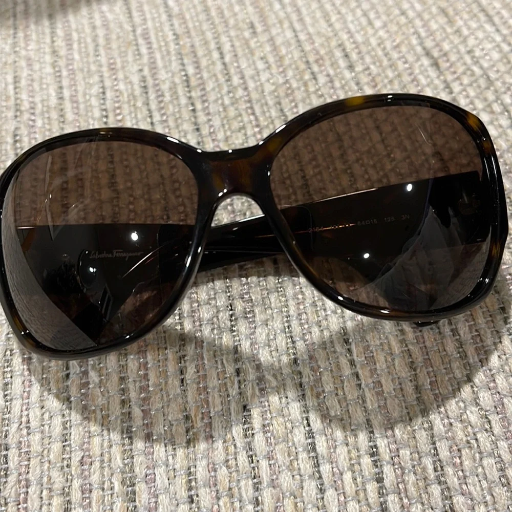 Salvatore Ferragamo women’s
Sunglasses. - Picture 1 of 9